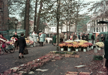 832891 Afbeelding van de bloemenmarkt op het Janskerkhof te Utrecht.